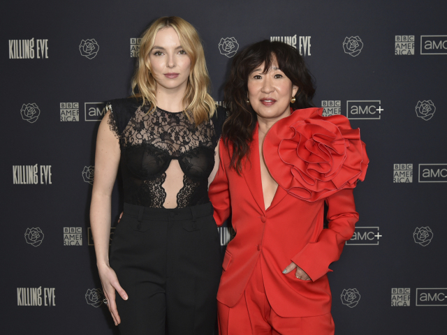 Jodie Comer (vľavo) a Sandra Oh, Na muške