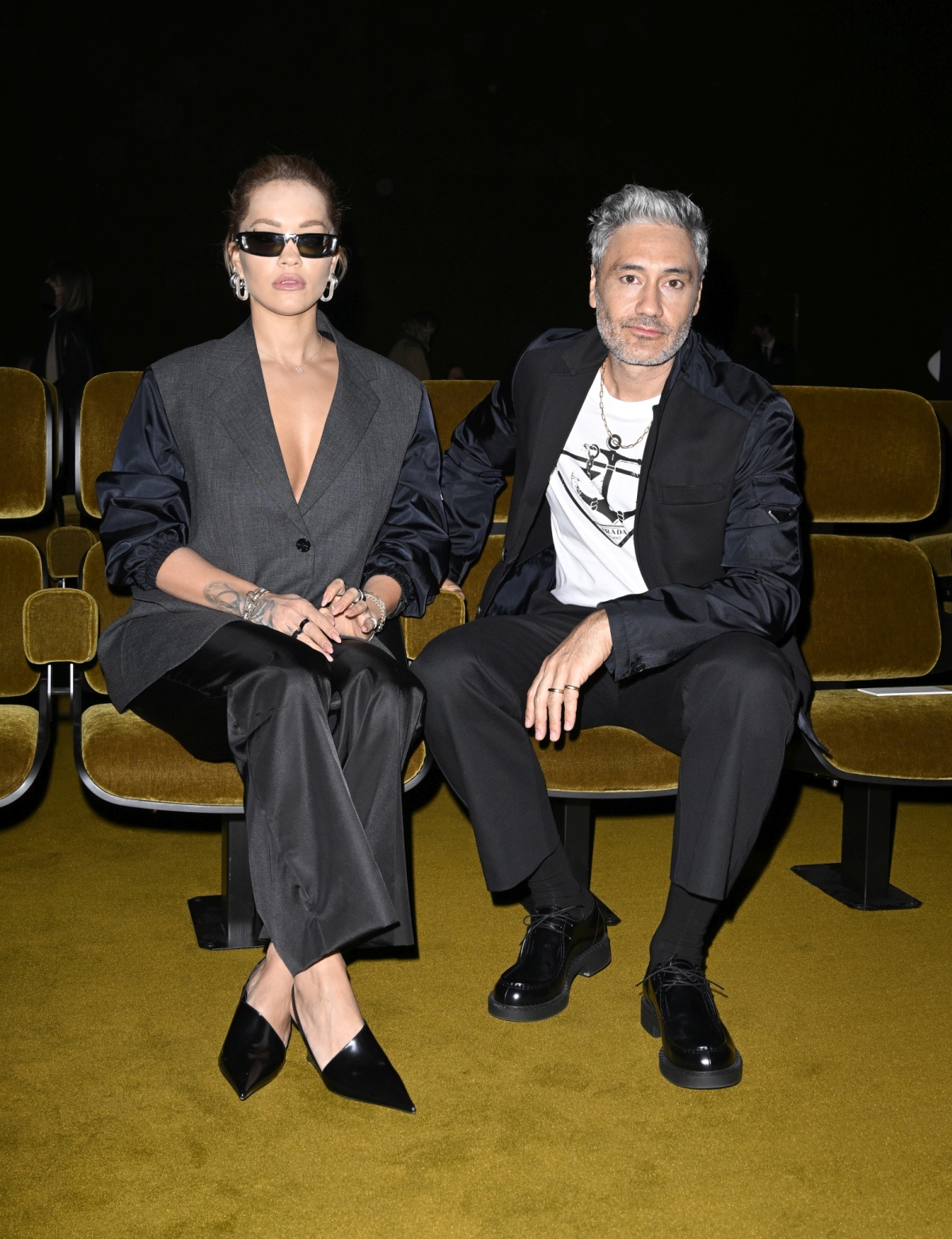 Speváčka Rita Ora a Taika Waititi na prehliadke Prada v Miláne.