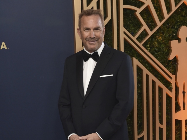 Herec Kevin Costner na 28. ročníku cien SAG Awards. 