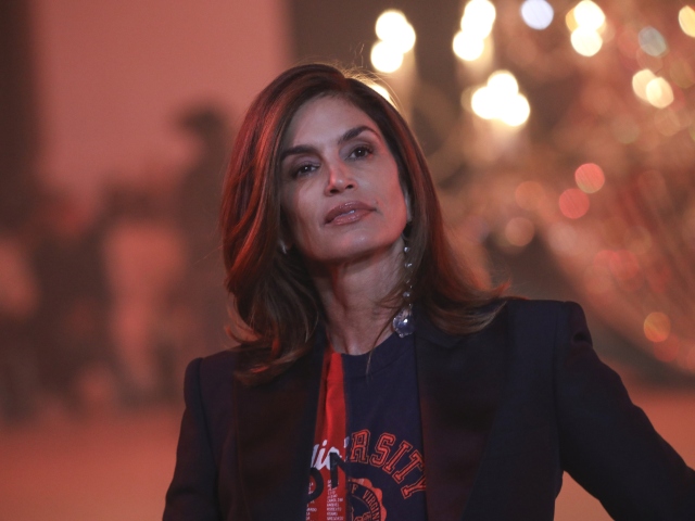Cindy Crawford, Off-White, prehliadka
