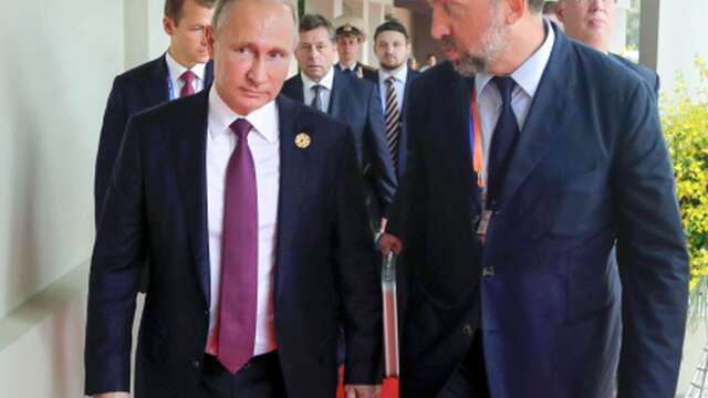 Ruský prezident Vladimir Putin (vľavo) a ruský oceľový magnát a oligarcha Oleg Deripaska (vpravo), ktorý vlastní 28 percent Strabagu počas zasadnutia Obchodnej poradnej rady APEC vo vietnamskom Danangu v novembri 2017.