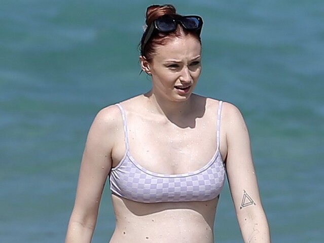 Sophie Turner , pláž, bikiny