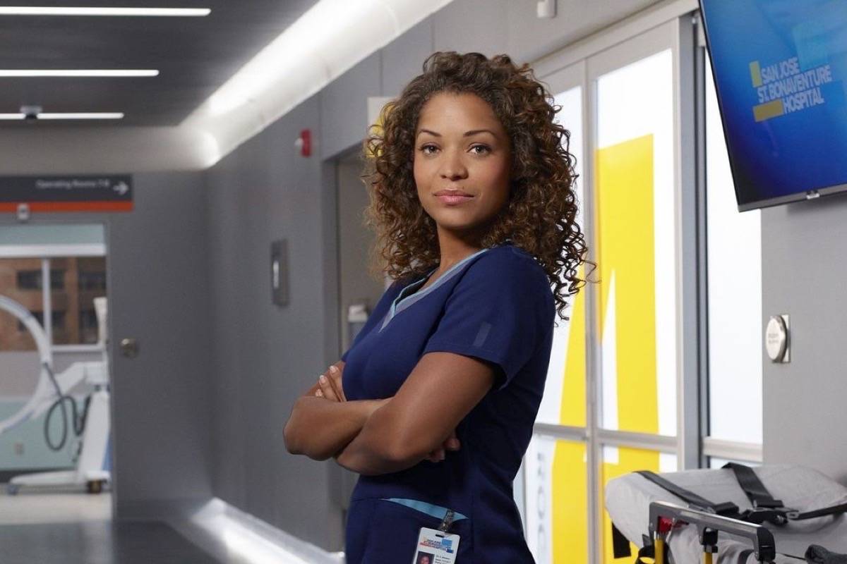 Po roku sa vracia herečka Antonia Thomas alias Claire.