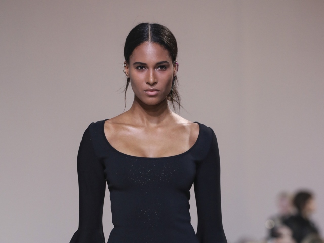 Cindy Bruna počas prehliadky Elie Saab v Paríži. 