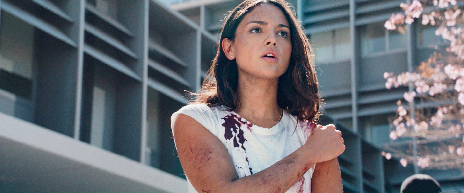 Eiza Gonzálezová ako Camille “Cam” Thompson v trileri Sanitka, ktorý režíroval Michael Bay.