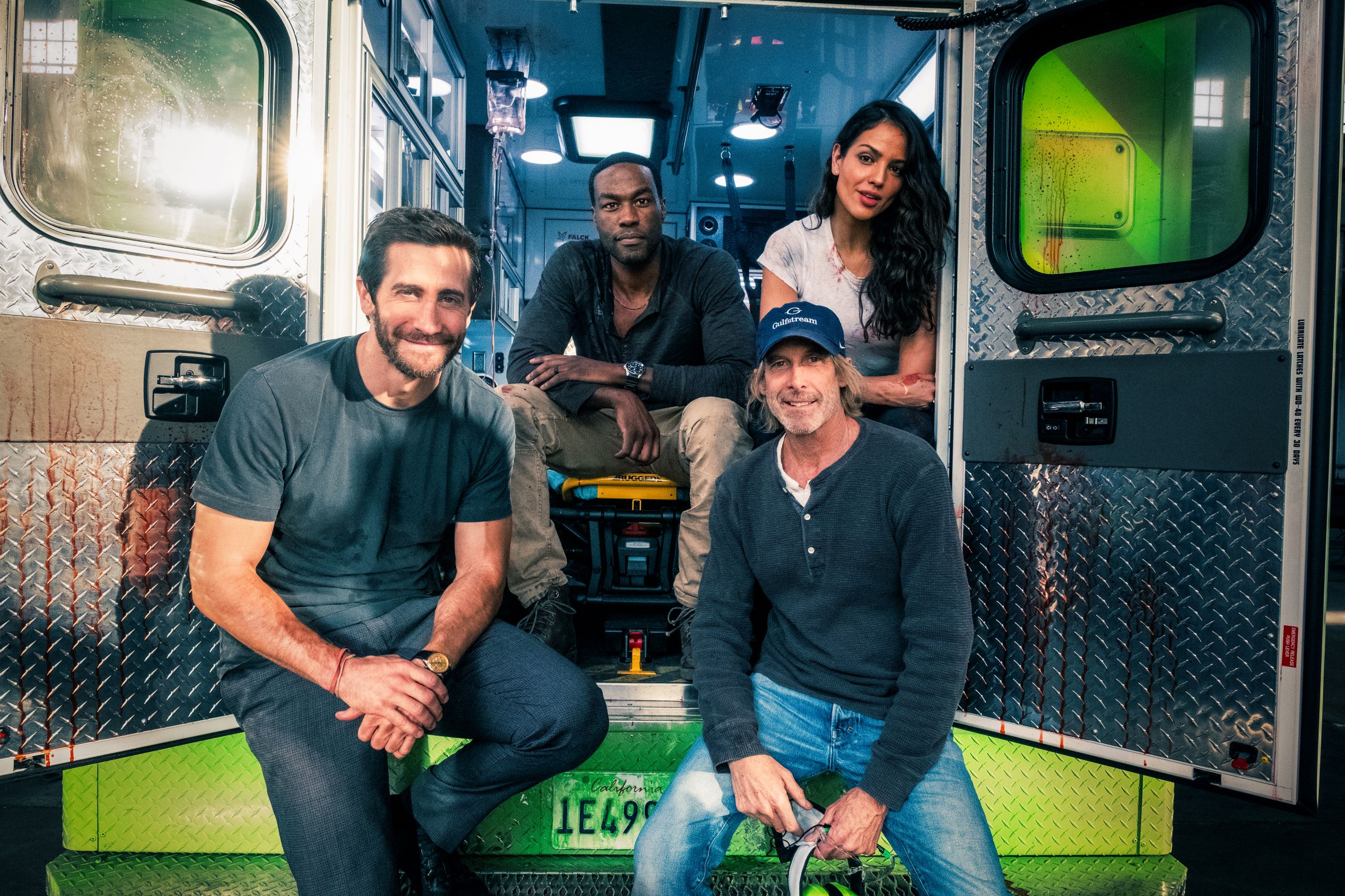Zľava: herci Jake Gyllenhaal, Yahya Abdul-Mateen II, Eiza Gonzálezová a režisér Michael Bay pri nakrúcaní akčného trileru Sanitka.