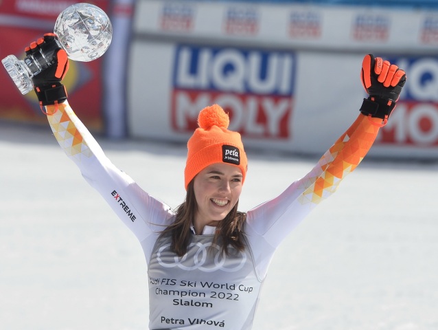 Petra Vlhová s malým krištáľovým glóbusom za slalom.