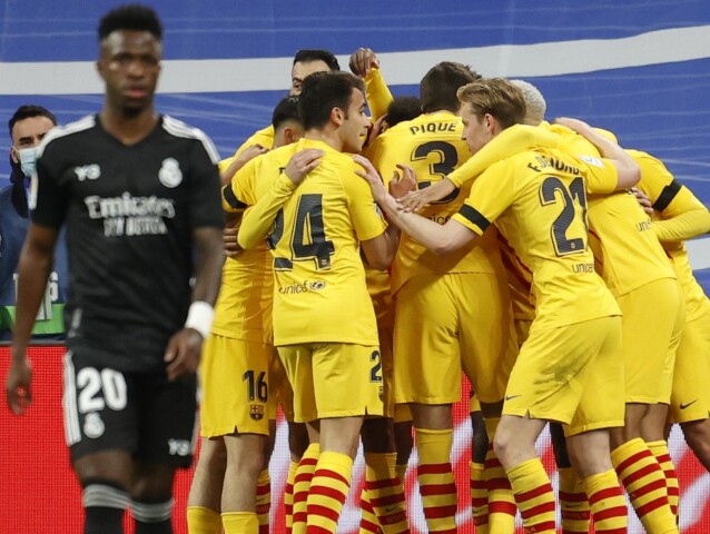 Radosť FC Barcelony po strelení gólu do siete Realu Madrid.