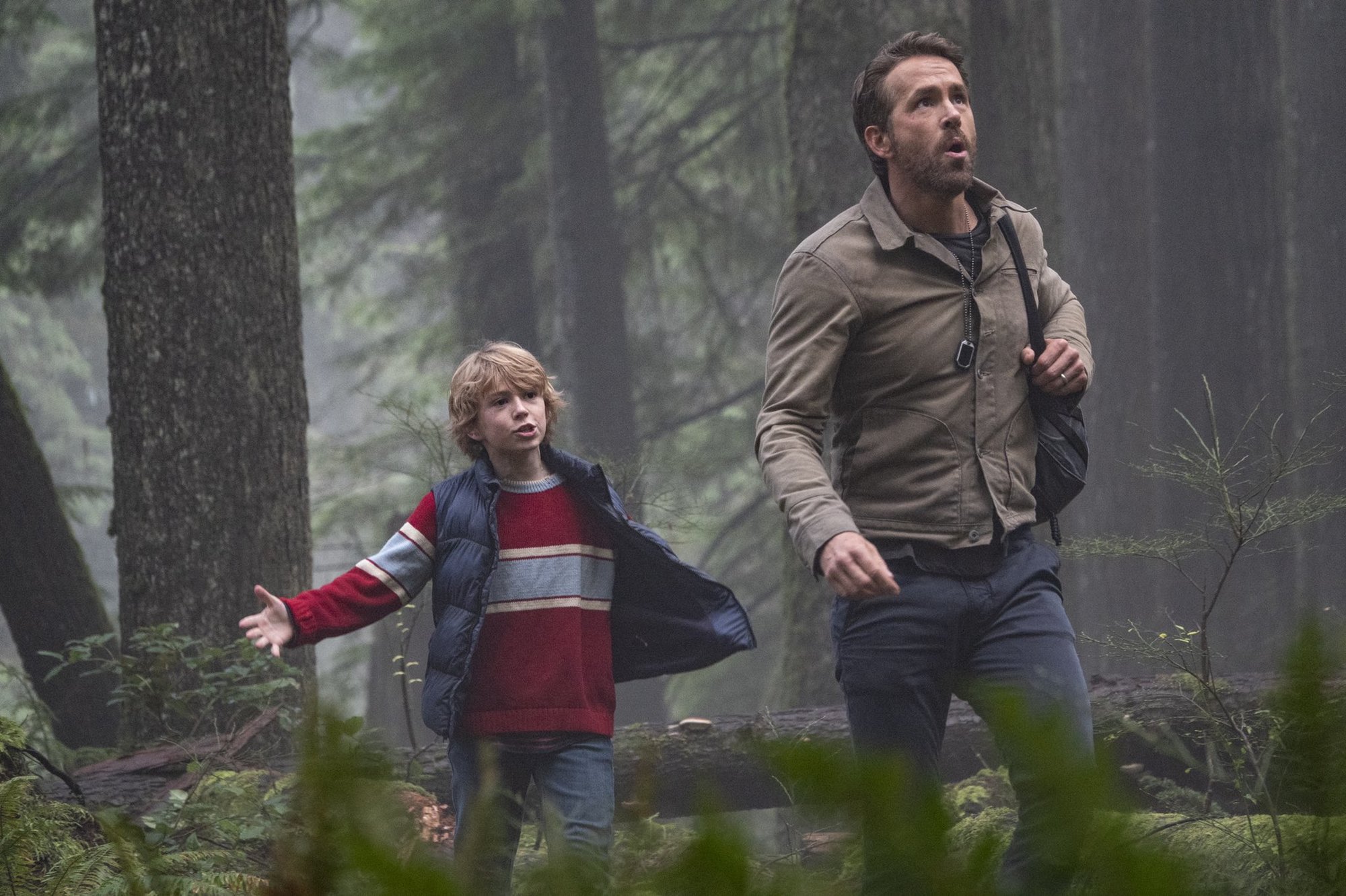 Malý a veľký Adam vo filme Projekt Adam: Walker Scobell a Ryan Reynolds.