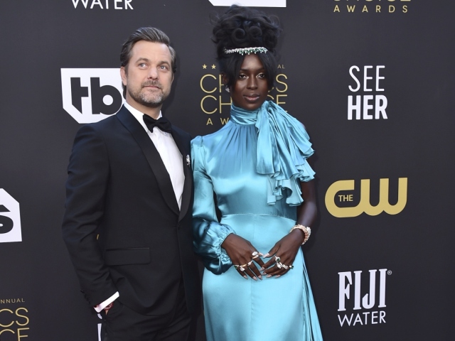 27th Annual Critics Joshua Jackson a jeho manželka Jodie Turner-SmithAwards - Arrivals