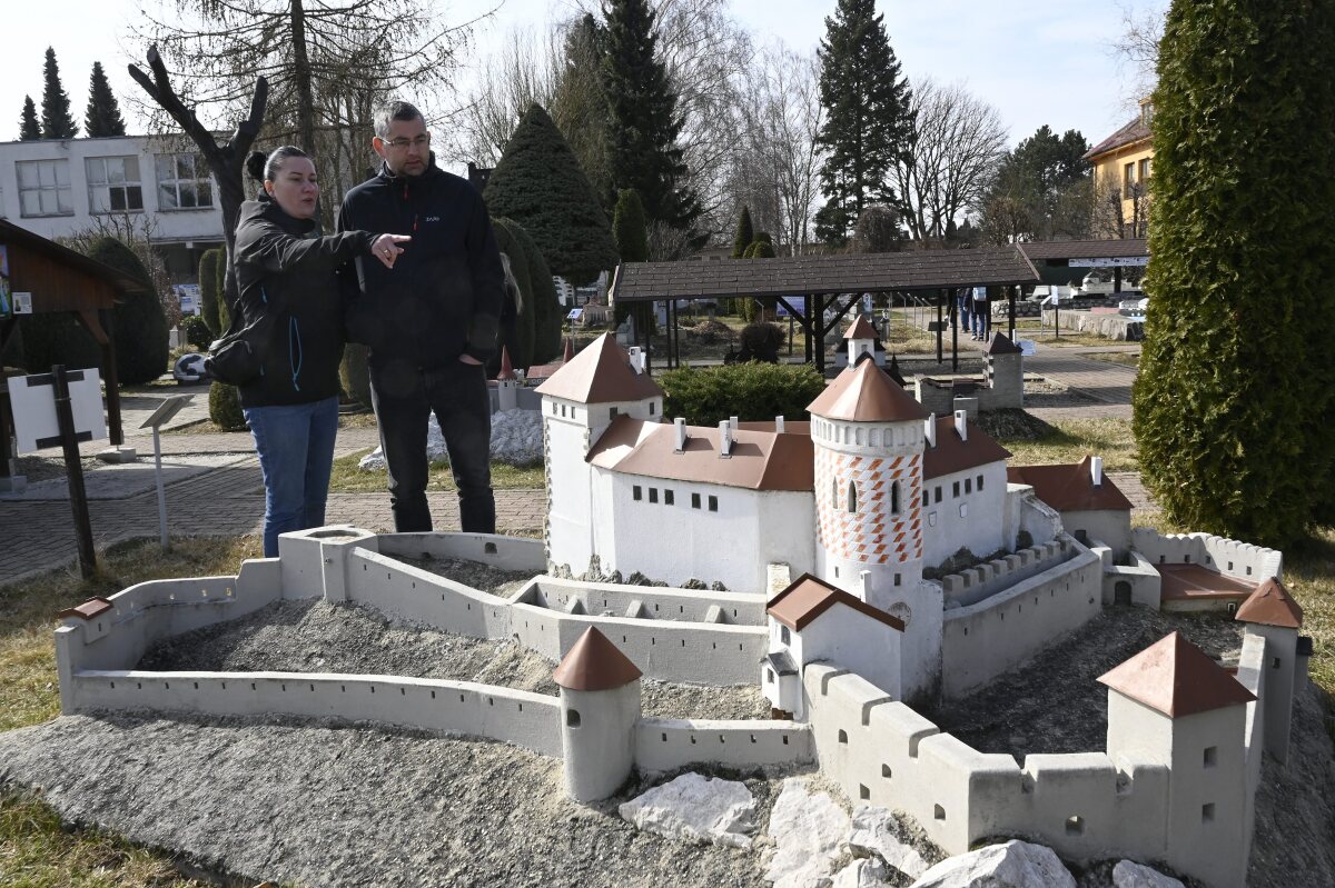 Podolie hrady zámky miniatúry park turizmus zaujímavosti T