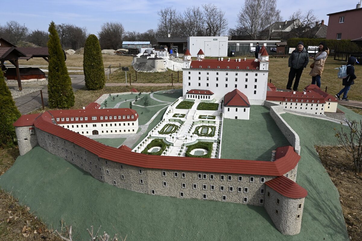 Podolie hrady zámky miniatúry park turizmus zaujímavosti T