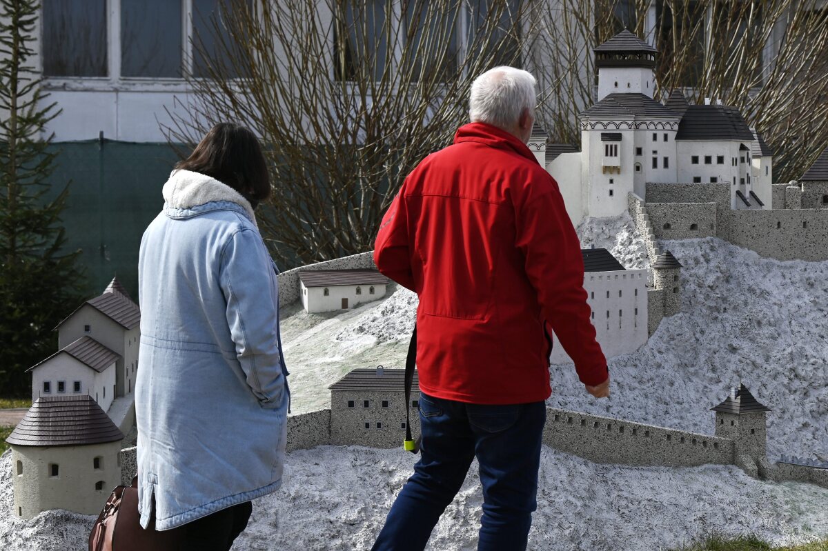 Podolie hrady zámky miniatúry park turizmus zaujímavosti T