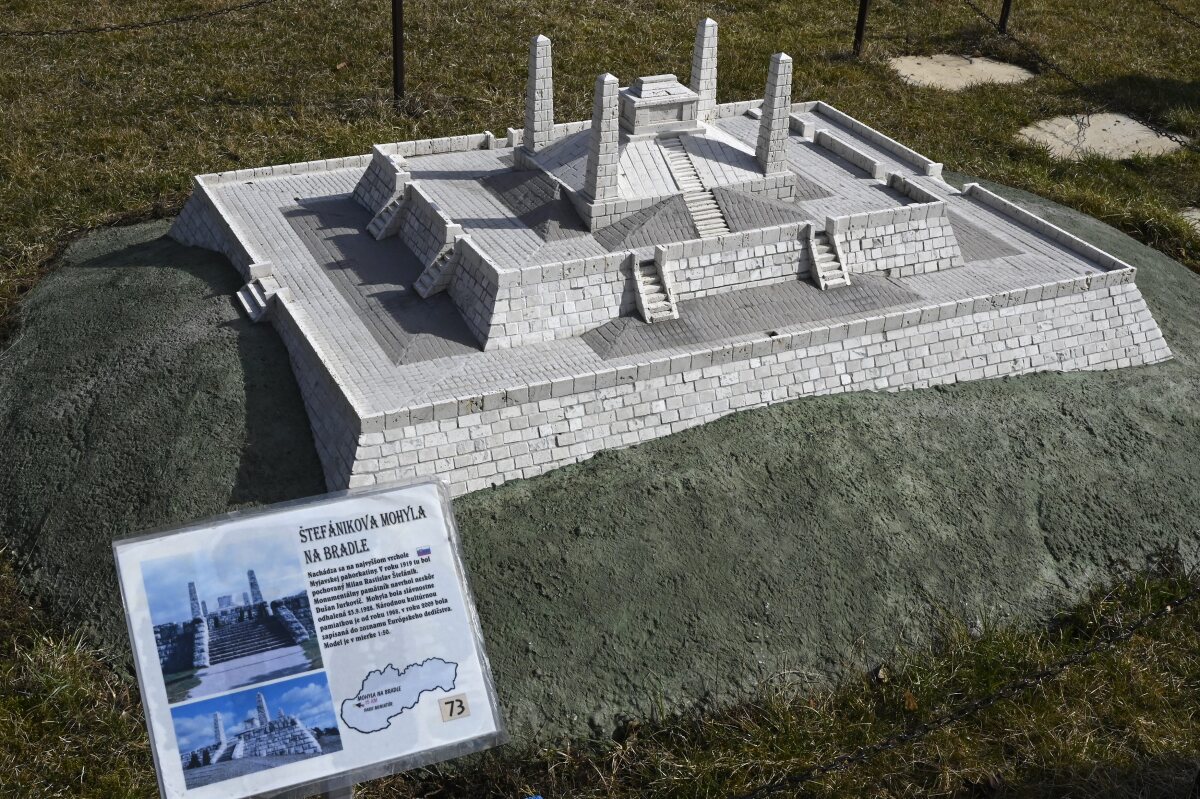 Podolie hrady zámky miniatúry park turizmus zaujímavosti T