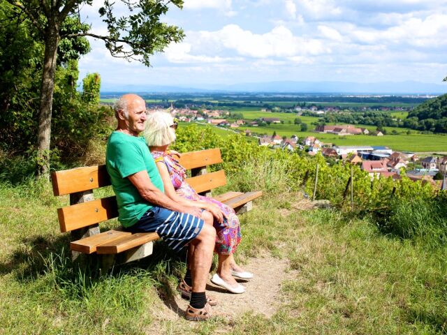 Dôchodcovia, seniori, lavička, výhľad, prechádzka, voľný čas