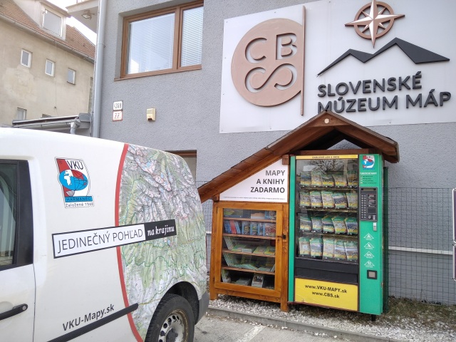 Záhadná skrinka pred budovou múzea máp