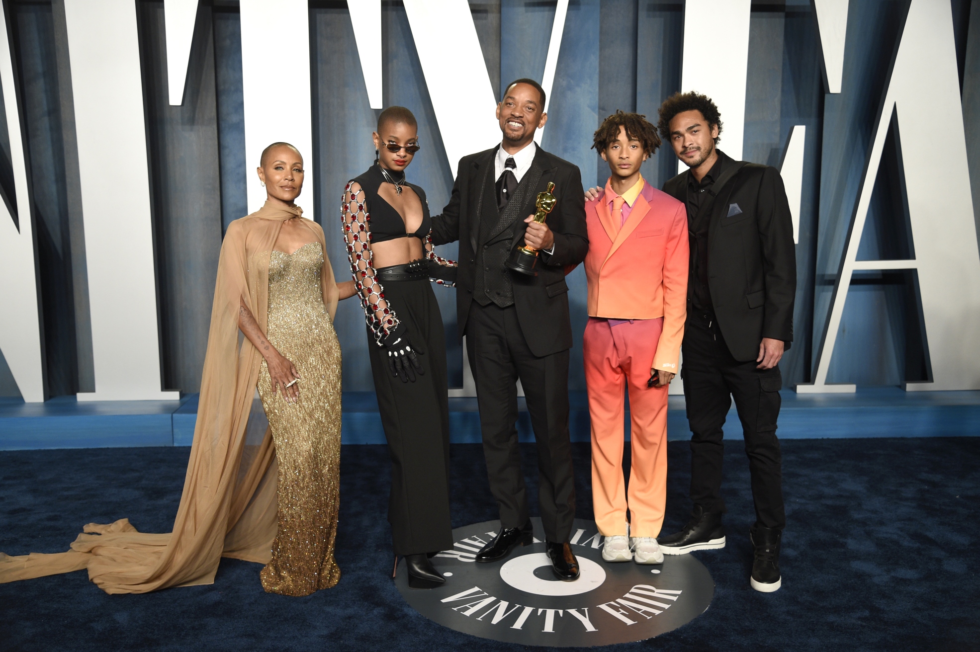 Herec Will Smith, víťaz Oscara v kategórii najlepší mužský herecký výkon s celou rodinou - zľava: manželka Jada Pinkett Smith, dcéra Willow Smith a synovia Jaden Smith a Trey Smith na párty magazínu Vanity Fair.