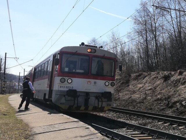 Svrčinovec, vlak na trati, koľaje, železnice