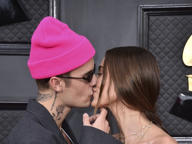 Justin Bieber bozkáva svoju manželku Hailey Bieberovú
