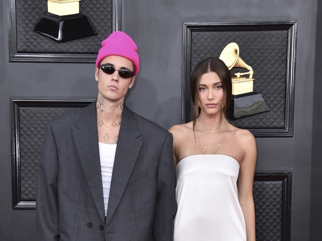 Spevák Justin Bieber a jeho manželka Hailey Bieber.