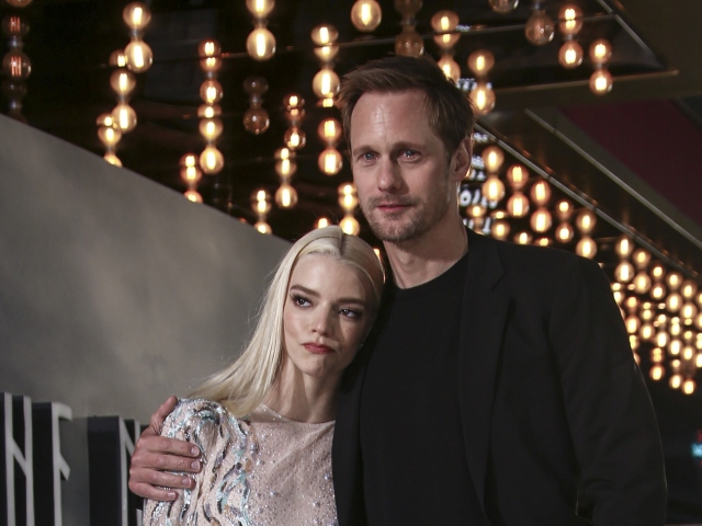 Anya Taylor-Joy a Alexander Skarsgard