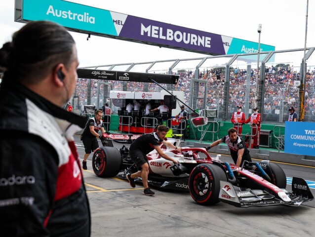 Tím Alfa Romeo počas tréningu na VC Austrálie.