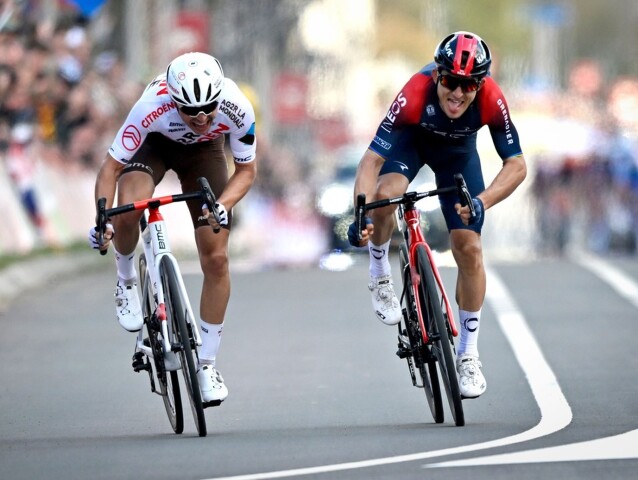 Michal Kwiatkowski v súboji s Benoitom Cosnefroyom.