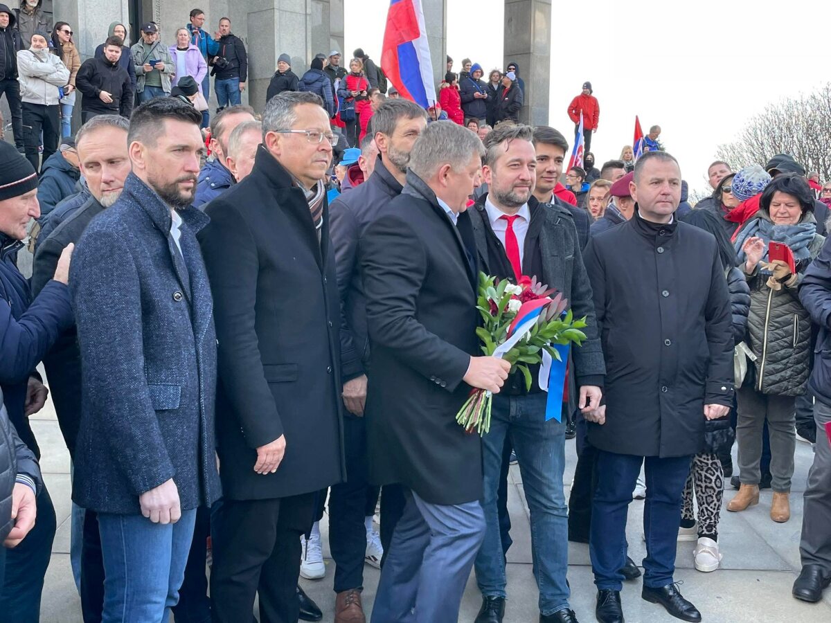 Smer, protest, Slavín