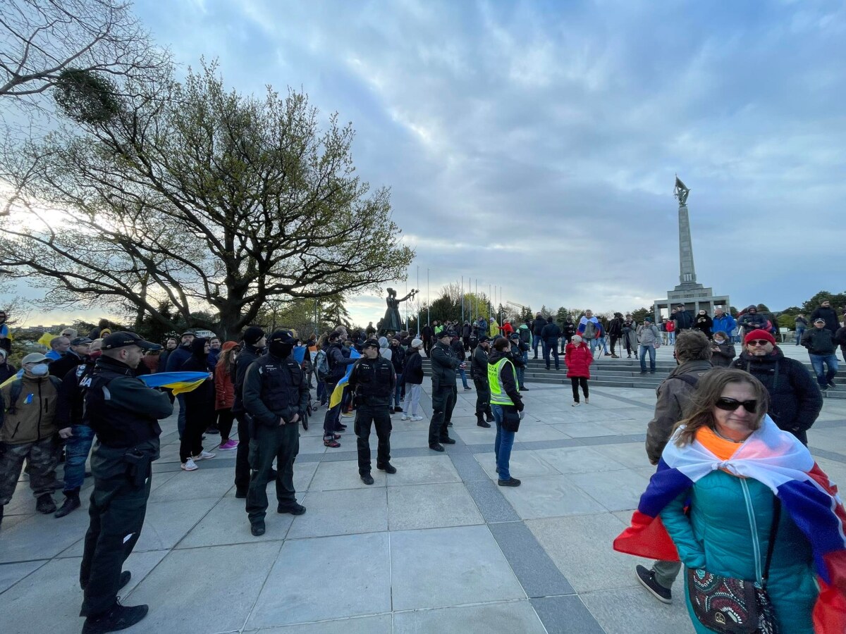 Smer, protest, Slavín