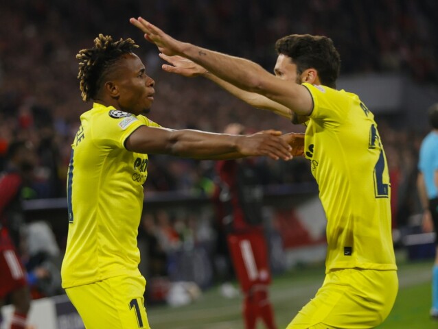 Strelec postupového gólu Villarrealu Samuel Chukwueze (vľavo) oslavuje postup do semifinále Ligy majstrov.