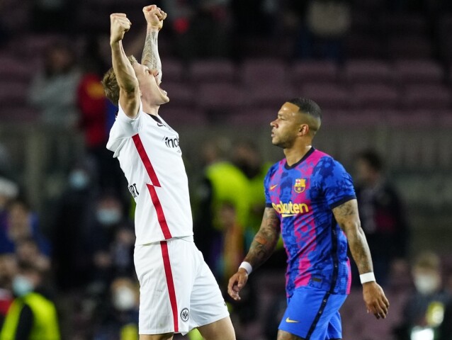 Radosť hráča Frankfurtu Kristijana Jakiča a smútok barcelonského Depaya.