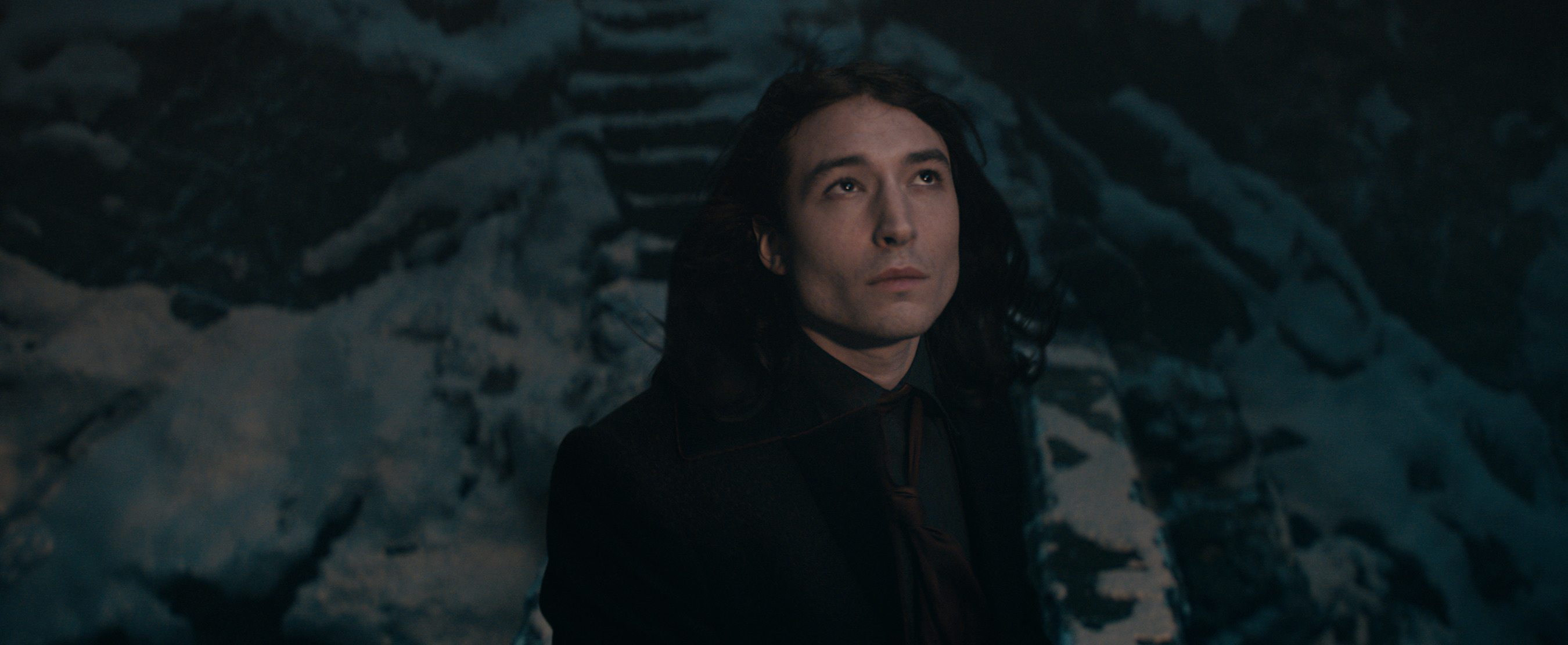 Záber z filmu Fantastické zvery: Tajomstvá Dumbledora, v ktorom Credence v podaní Ezru Millera zistí, kto je jeho otec.
