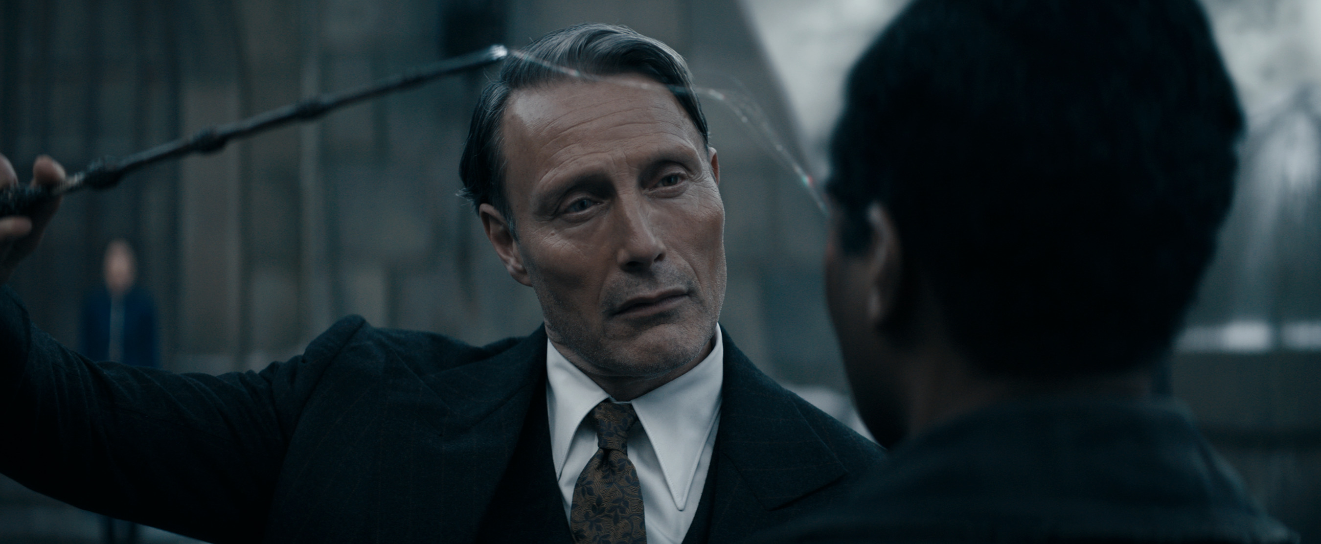 Záber z filmu Fantastické zvery: Tajomstvá Dumbledora, v ktorom si dánsky herec Mads Mikkelsen zahral Grindelwalda.