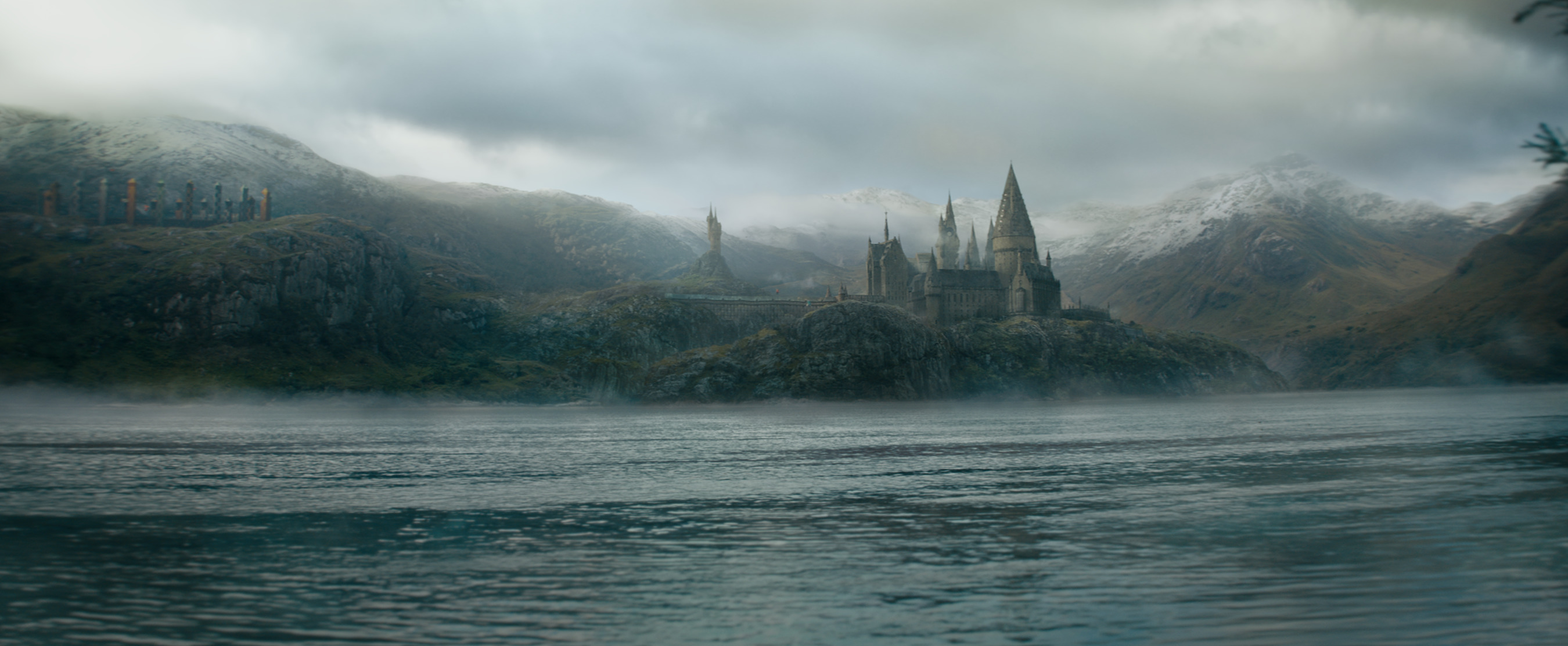 Záber z filmu Fantastické zvery: Tajomstvá Dumbledora, v ktorom postavy prichádzajú do milovaného Rokfortu.