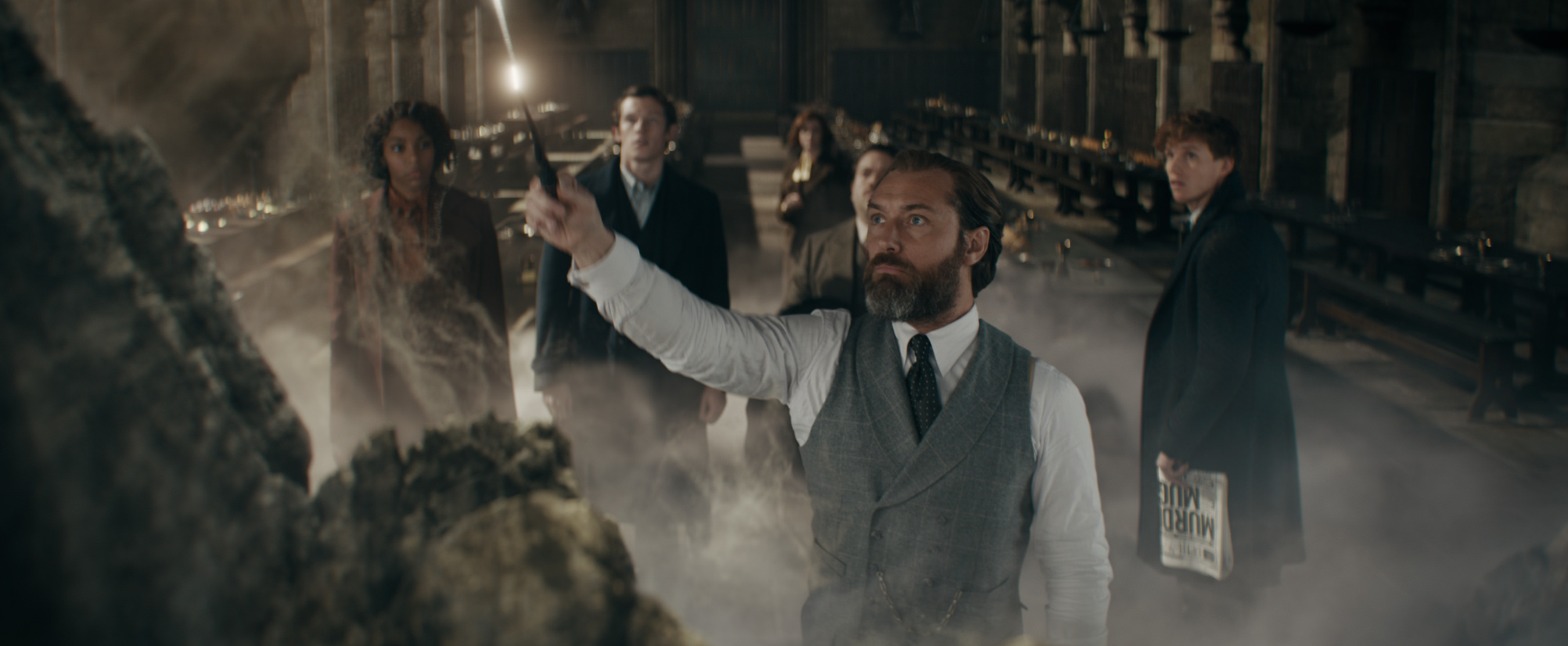 Záber z filmu Fantastické zvery: Tajomstvá Dumbledora. Jude Law ako Dumbledore aj s partiou čarodejníkov, ktorí sú na strane dobra.