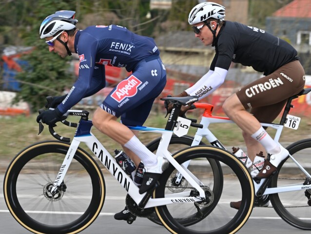 Na pád najviac doplatil Edward Planckaert (vľavo) s Gijsom Van Hoeckem z AG2R.