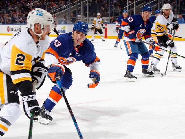 Zdeno Chára v nočnom zápase proti Pittsburghu.