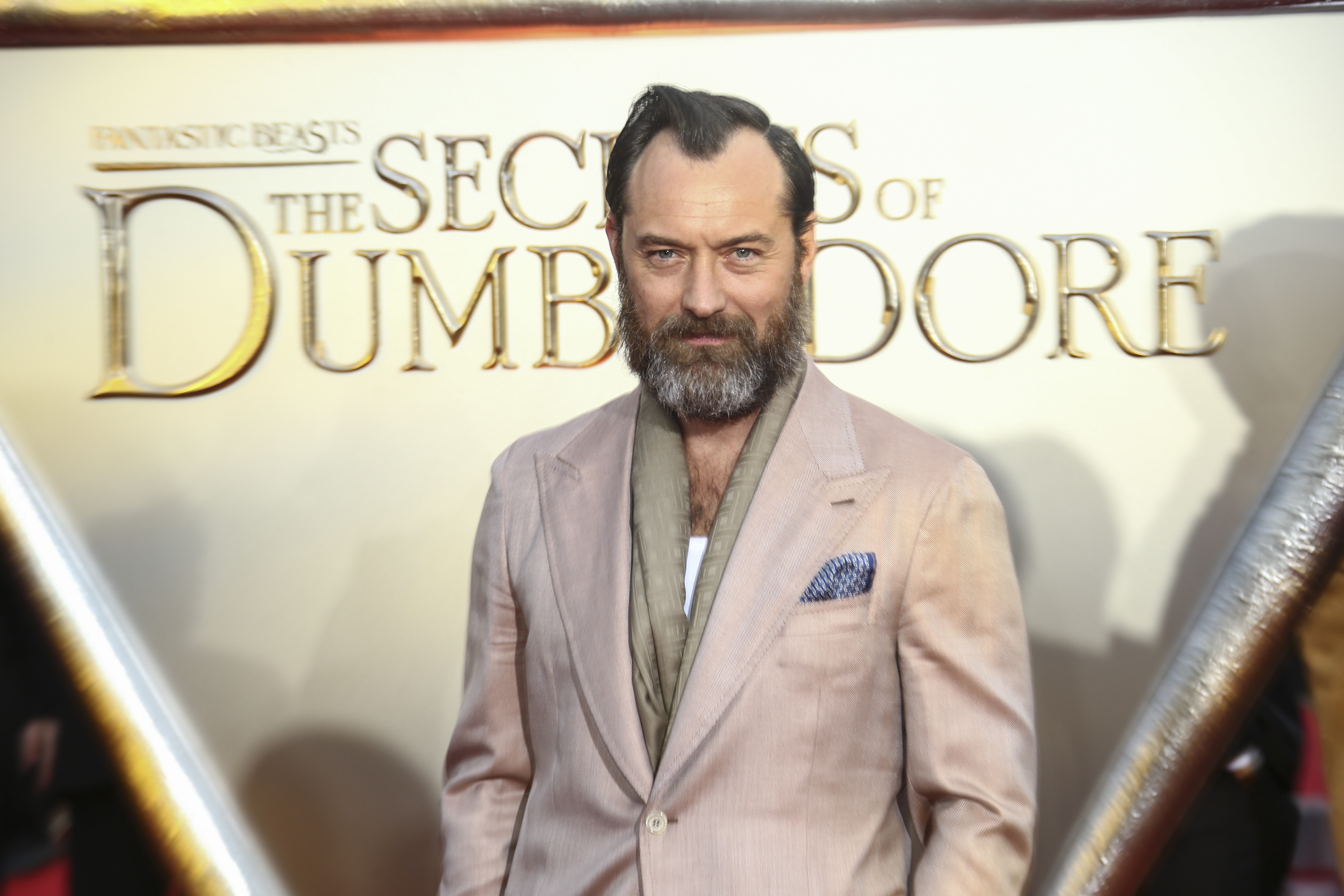 Jude Law počas svetovej premiéry filmu Fantastické zvery: Tajomstvá Dumbledora v Londýne 29. marca 2022.