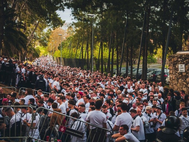 Fanúšikovia Frankfurtu pred štadiónom Camp Nou v Barcelone.