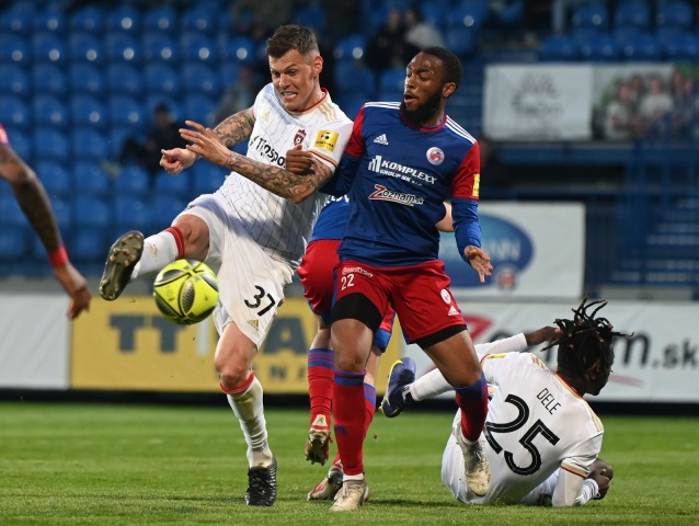 Martin Škrtel v súboji s Abdoulaye Ouattarom.