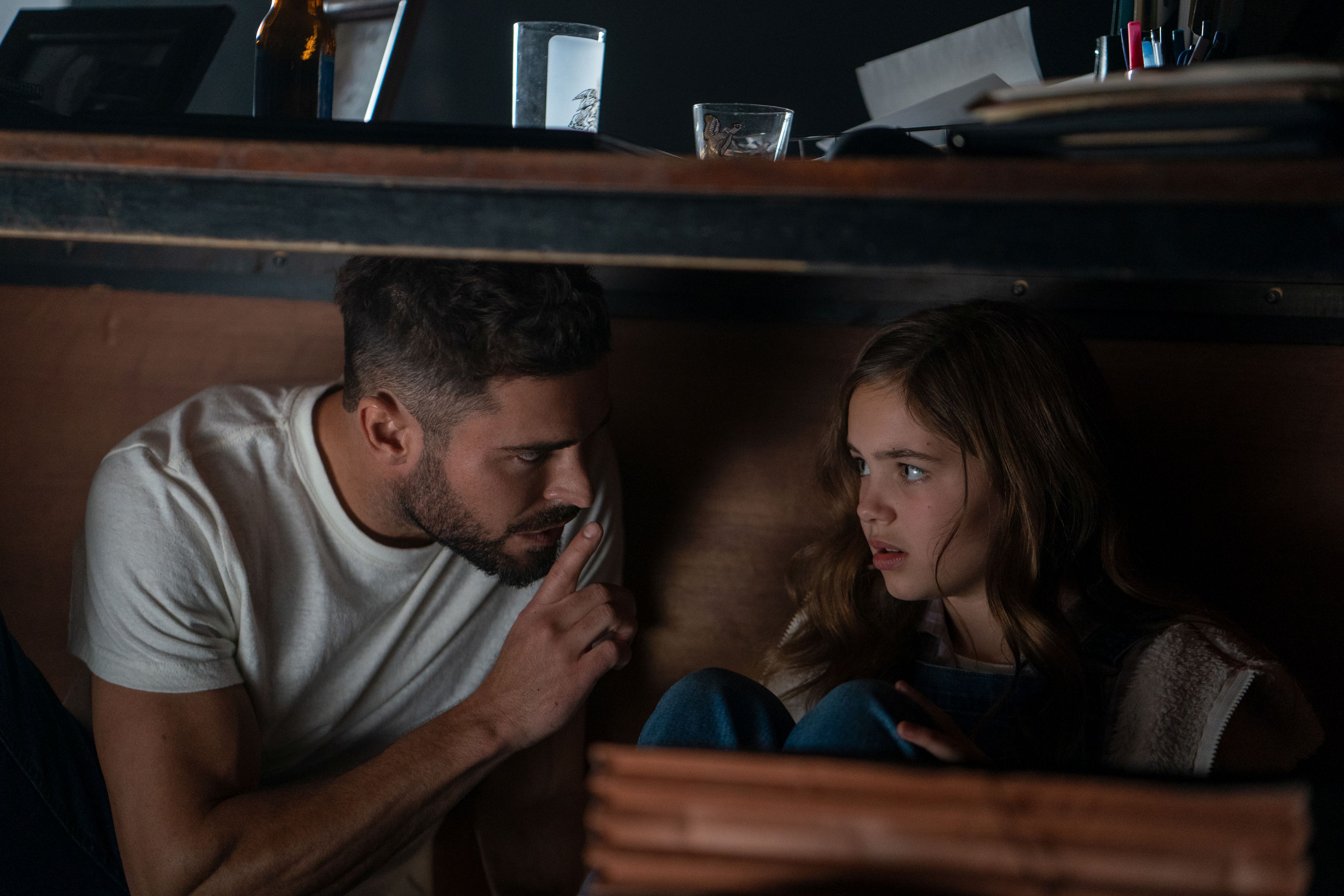 Andy (Zac Efron) a Charlie (Ryan Kiera Armstrongová) vo filme Podpaľačka.
