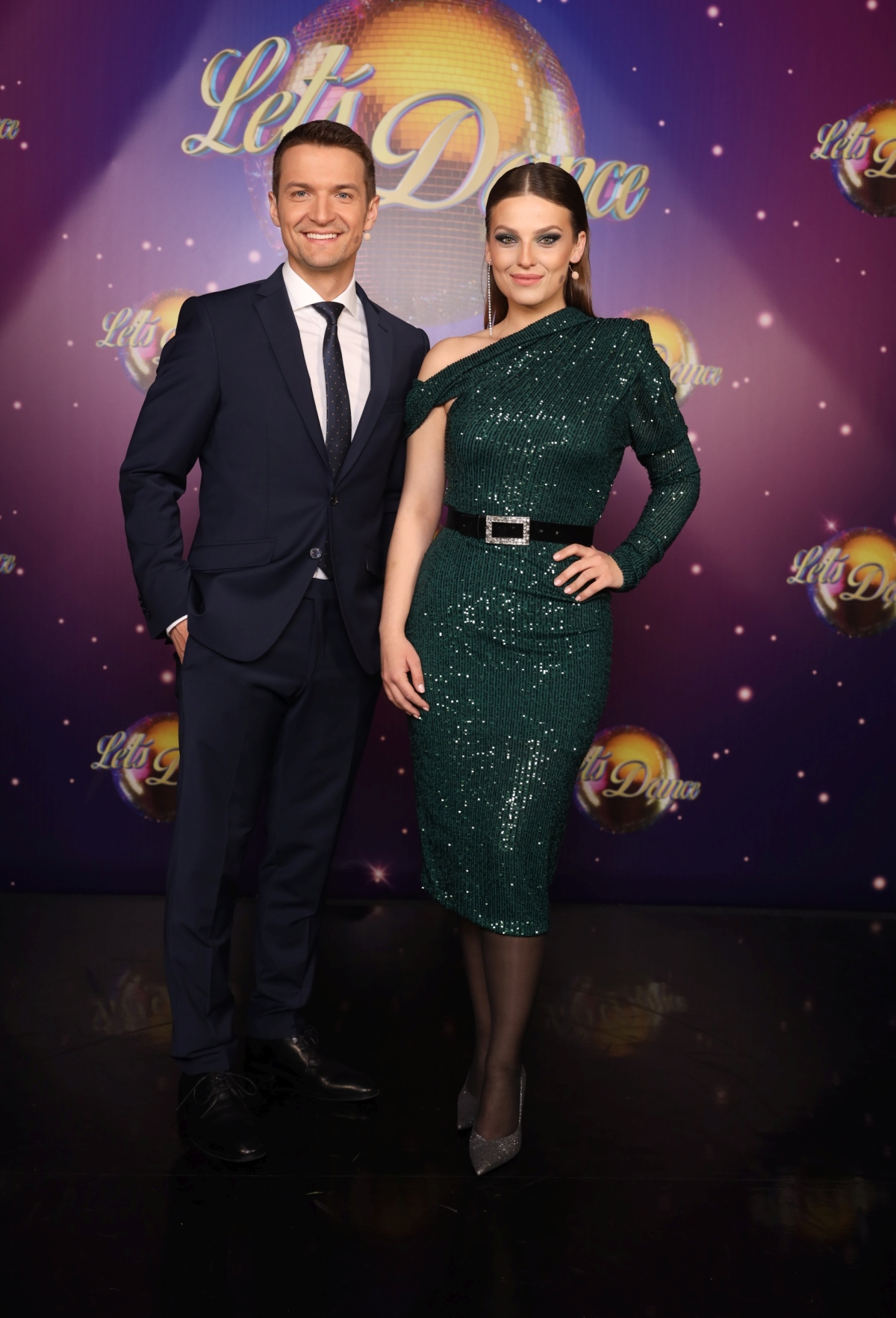 Martina Zábranská v šatách od Michaely Ľuptákovej a jej kolega Viktor Vincze
