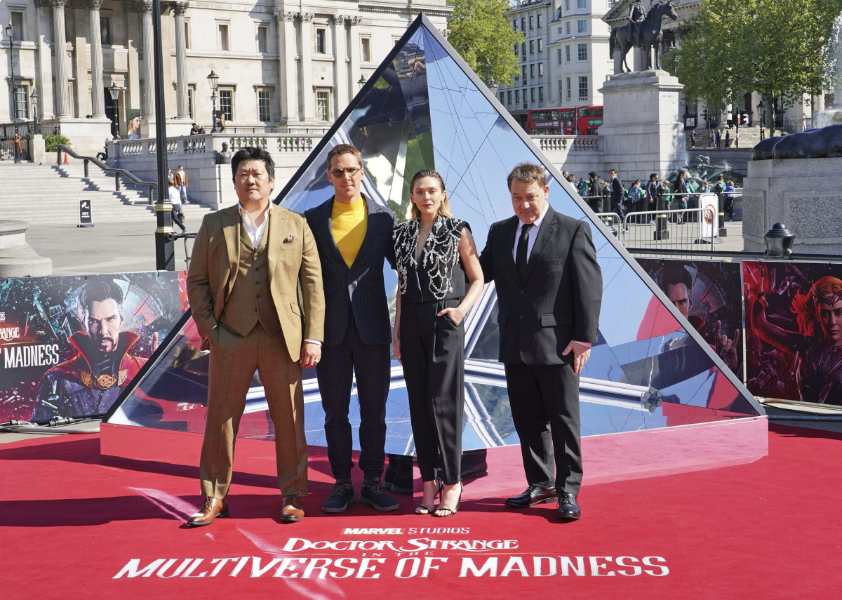 Benedict Wong, Benedict Cumberbatch, Elizabeth Olsen a režisér Sam Raimi 