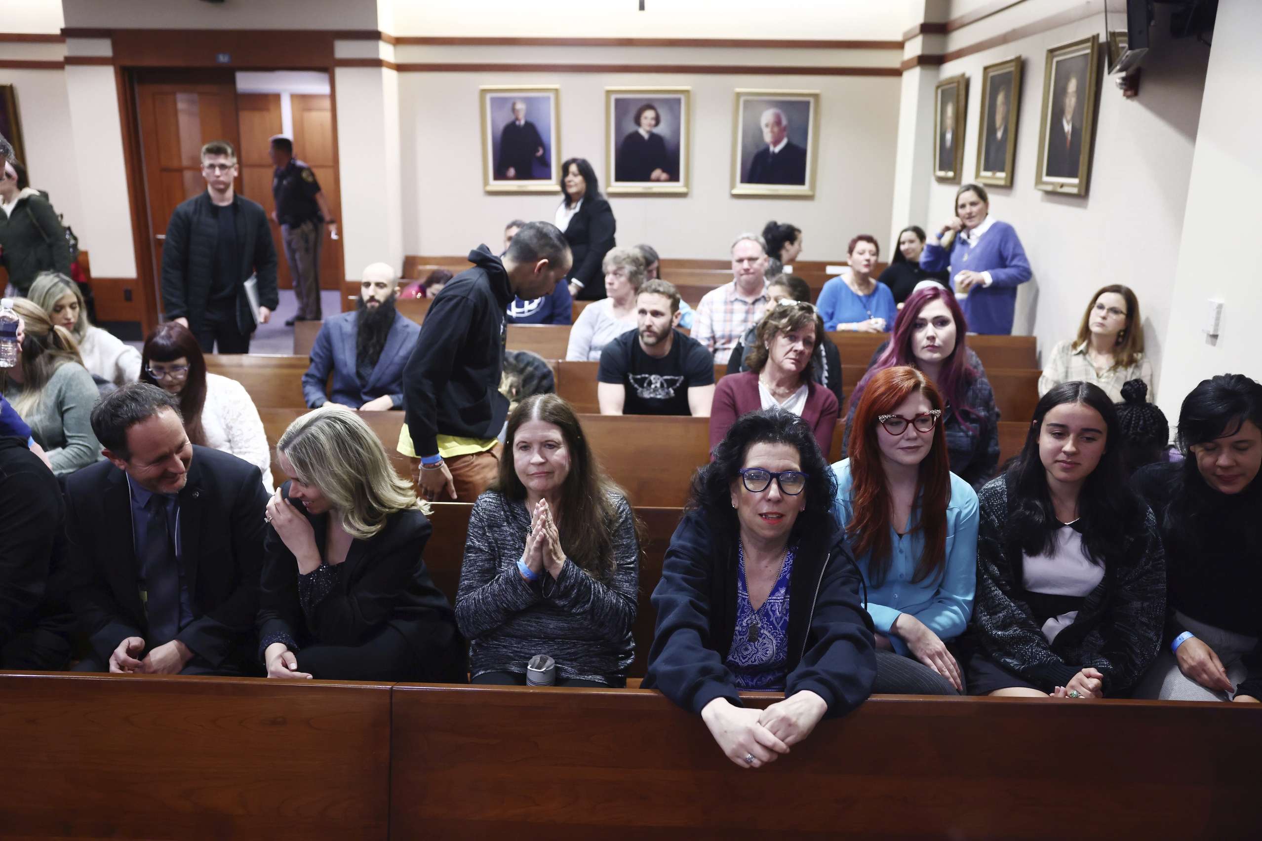 Verejnosť prítomná na súdnom procese medzi Johnnym Deppom a Amber Heardovou vo Fairfax County Circuit Court vo Fairfaxe.