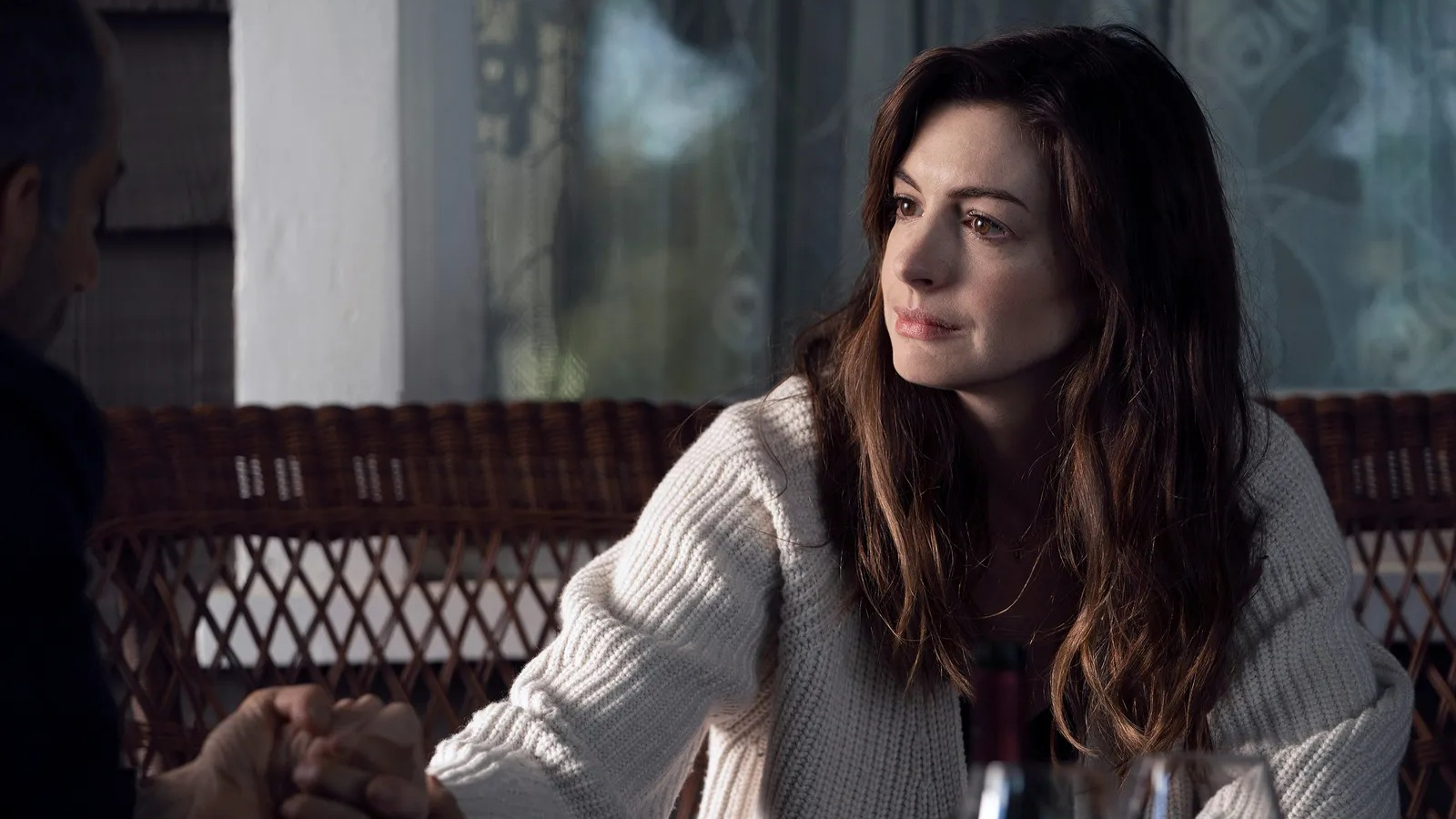 Anne Hathaway v seriáli WeCrashed stvárnila Rebeku, manželku Adama Neumanna.