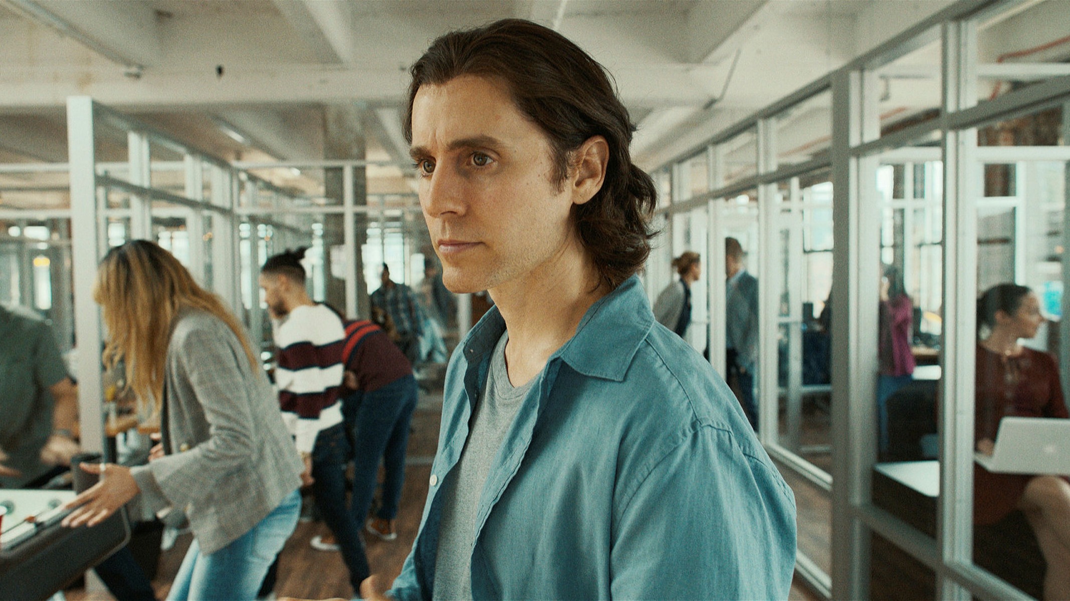Herec Jared Leto ako vizionár Adam Neumann v seriáli WeCrashed.