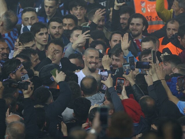 Marek Hamšík v obkolesení fanúšikov Trabzonsporu.