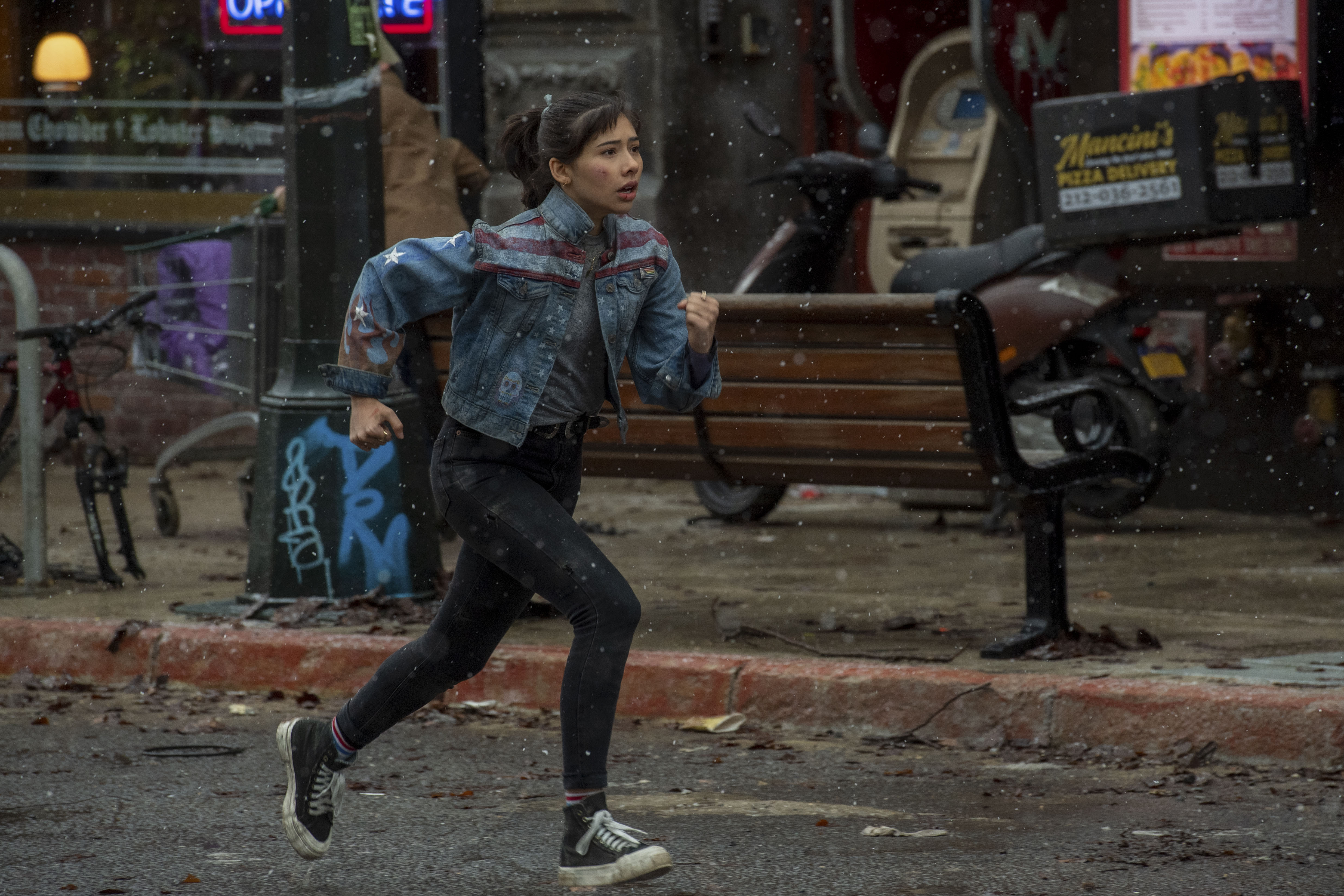 Xochitl Gomez ako America Chavez odštartovala dej celého filmu. Honba za jej schopnosťou prechádzať realitami proti sebe postavila Doktora Strangea a Wandu Maximoff.