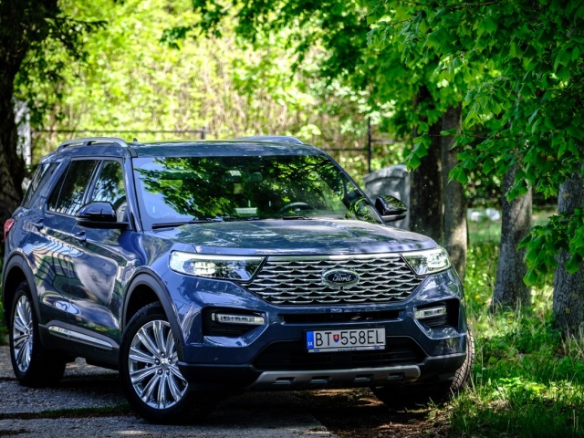 Explorer sa vrátil vo veľkom štýle. Na novej platforme a s hybridným pohonom. Dizajnom sa v konkurencii naozaj nestratí. Má skvelé proporcie a masku s tonou chrómu.