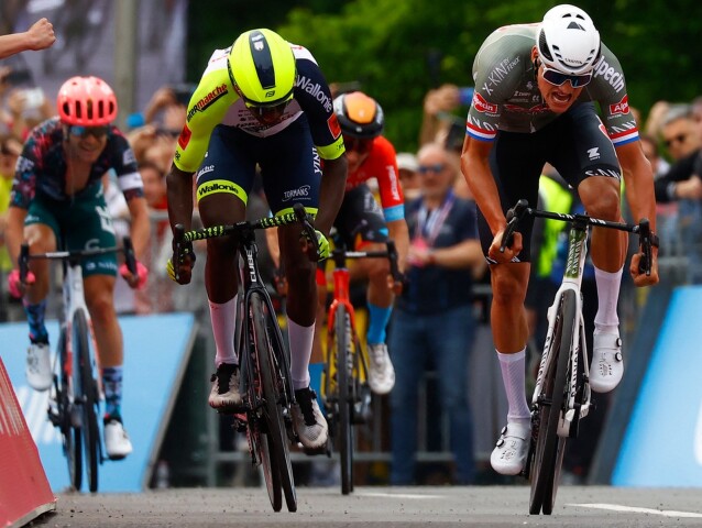 Mathieu van der Poel (vpravo) predstihol v záverečnom špurte Biniama Girmaya.
